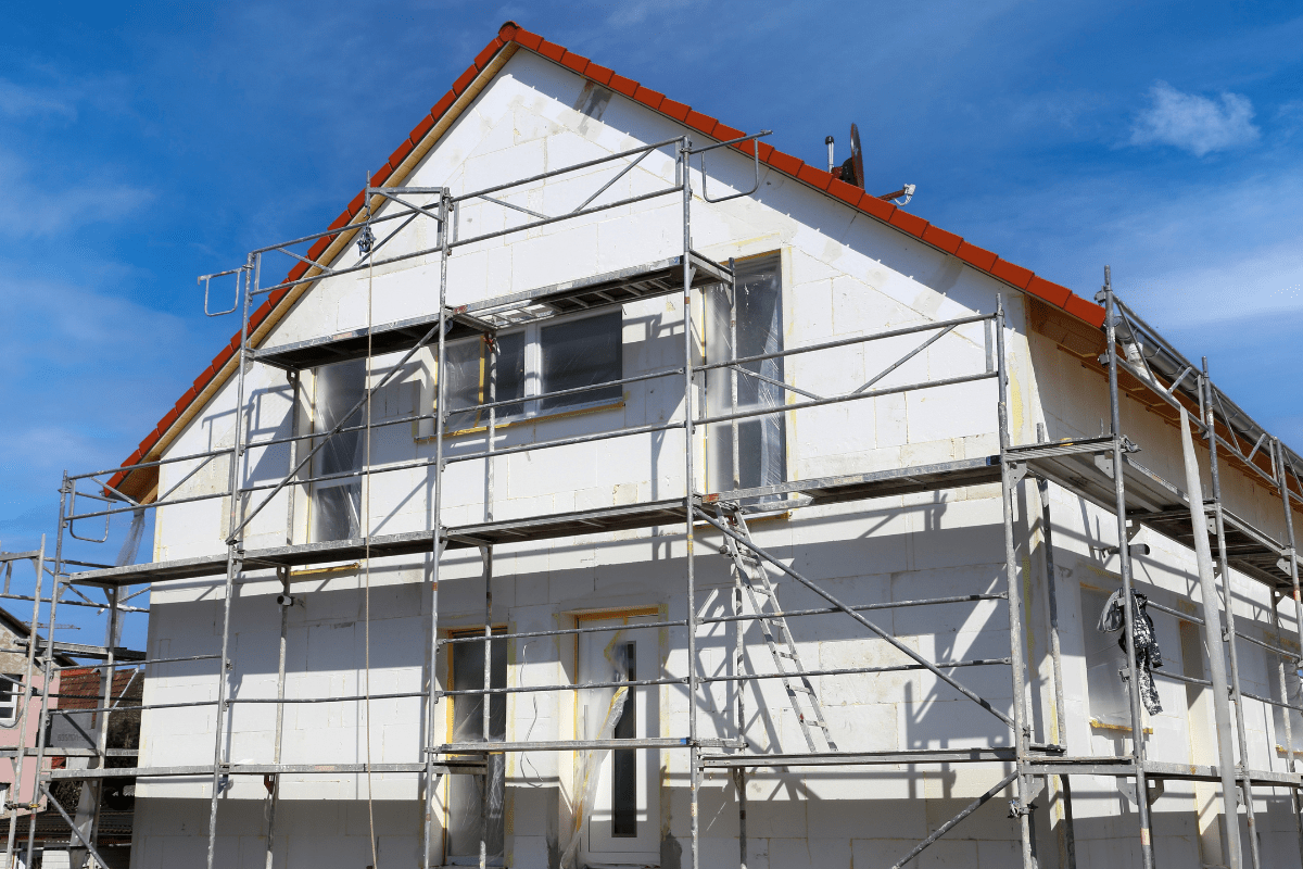 L’impact de la saison et du climat en Normandie sur vos travaux de maçonnerie