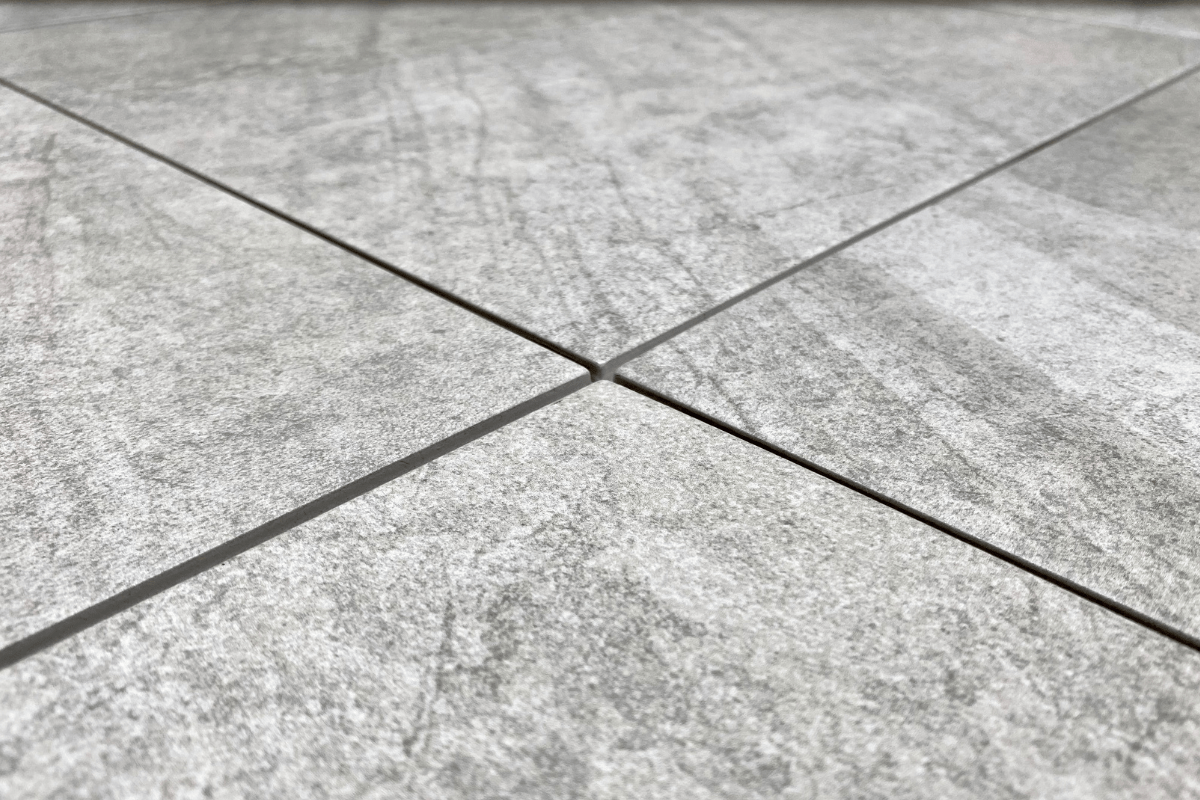 Revêtements de sol intérieurs et extérieurs : conseils pour un résultat durable